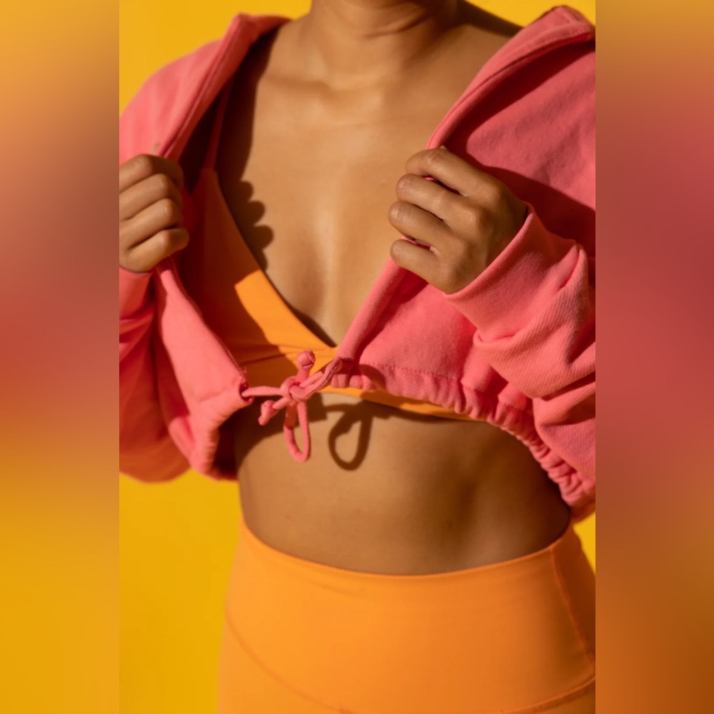 NWT!! Empowered Tie Front Crop Hoodie
Solely Fit
Size: S/M